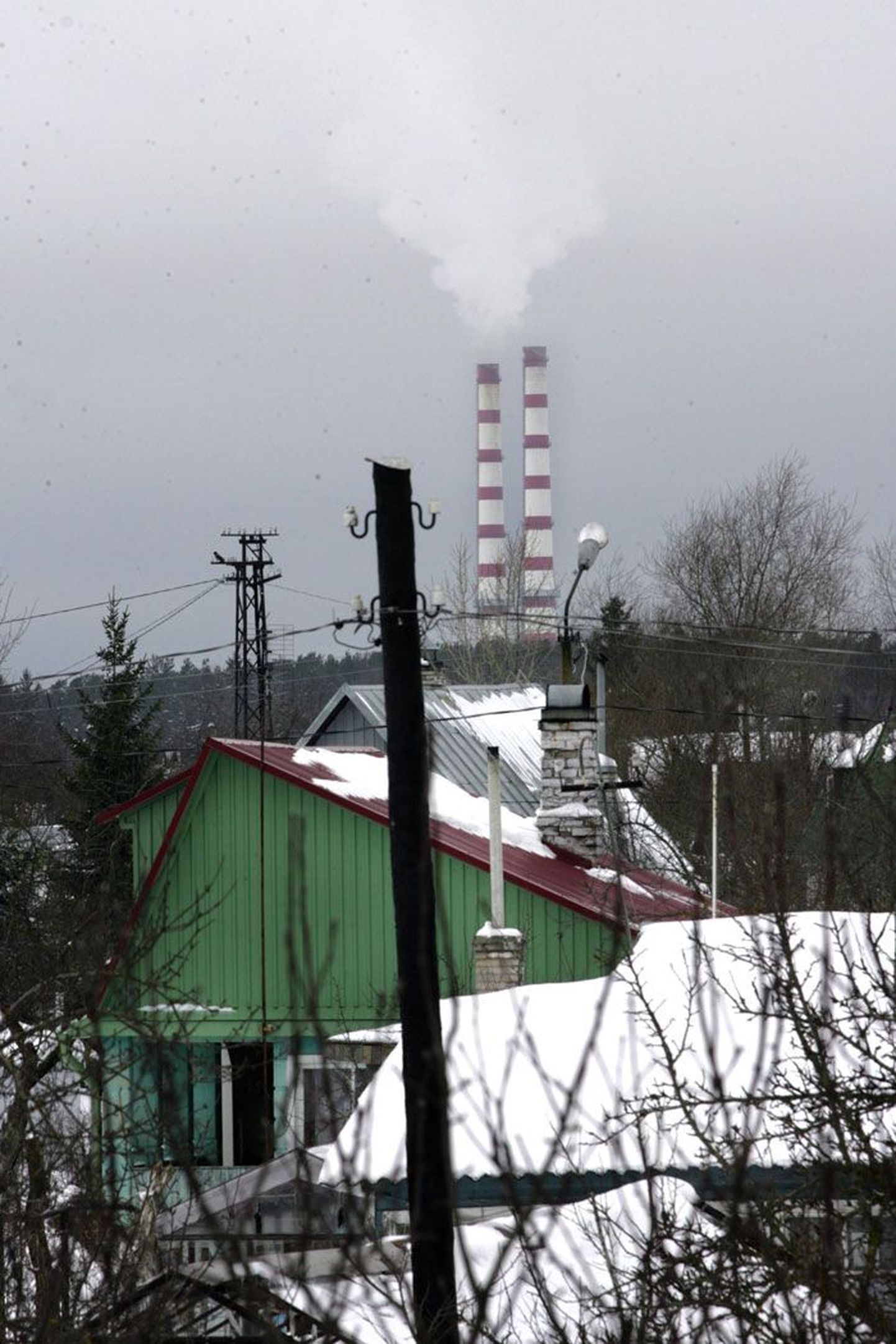 Narva elektrijaamade kõrged korstnad paistavad sealkandis kõikjale kätte.