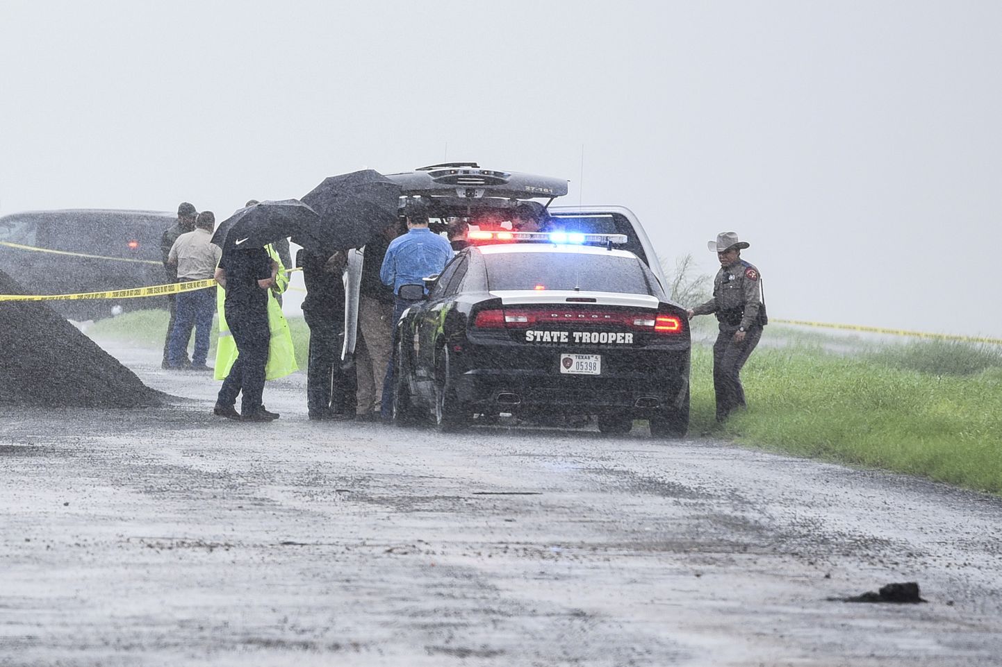 Politseinikud Laredo lähedal maanteel, kus leiti naise surnukeha.