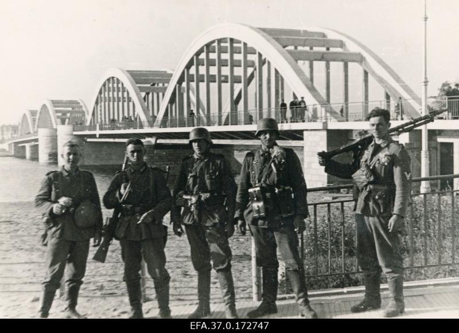 Saksa sõdurid silla juures.