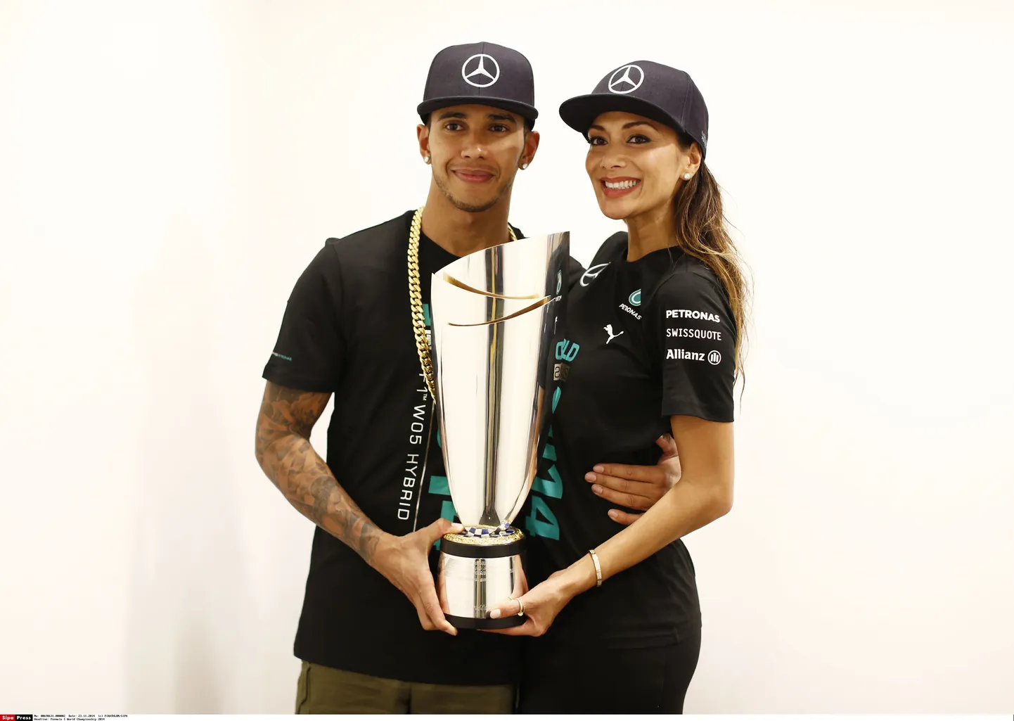 Lewis Hamilton ja Nicole Scherzinger poseerivad F1 maailmameistritiitliga