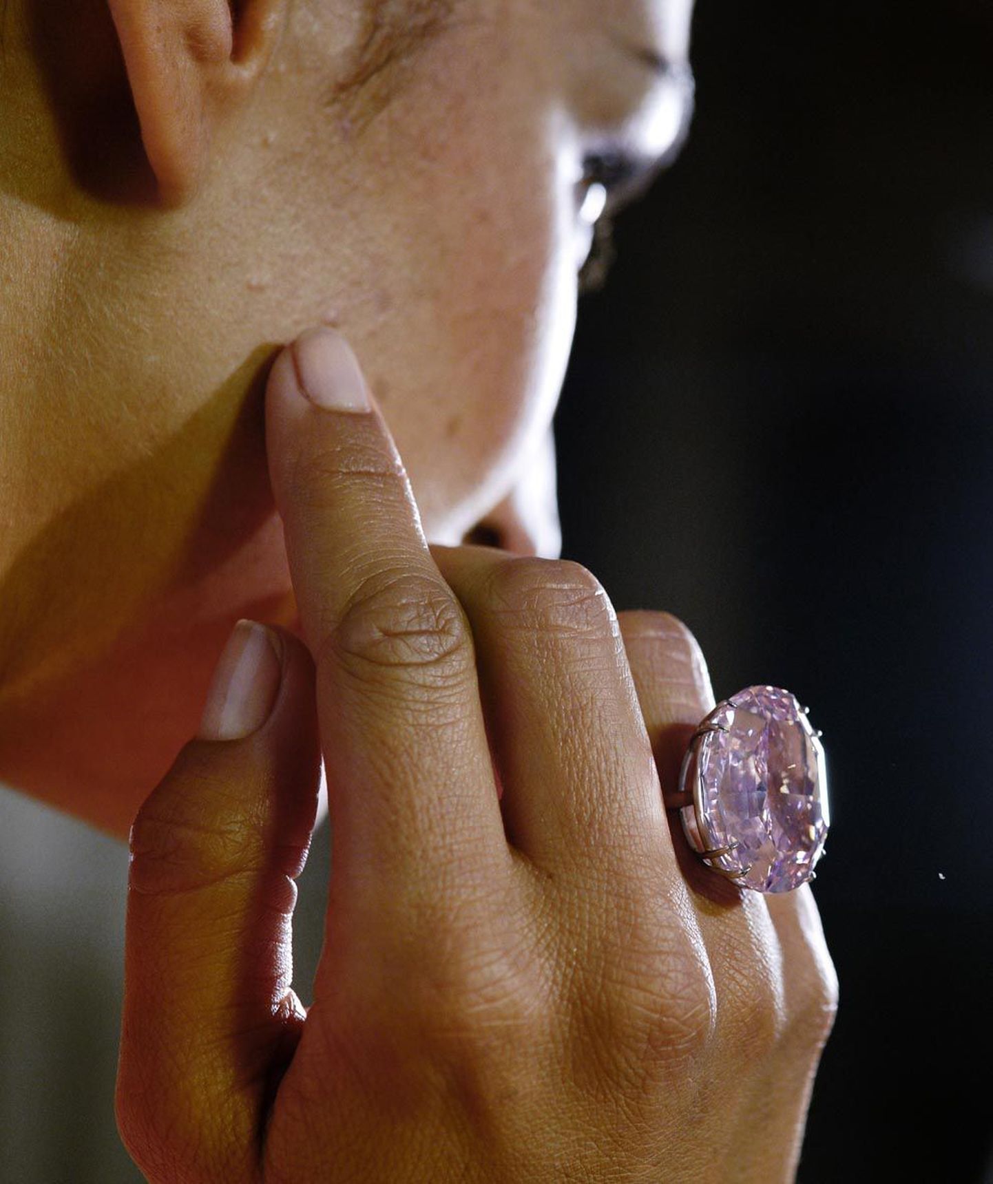 Modell demonstreerimas septembris 59,60-karaadist teemanti «Roosa täht», mis novembris püstitas Genfis oksjonil vääriskivide hinnarekordi.