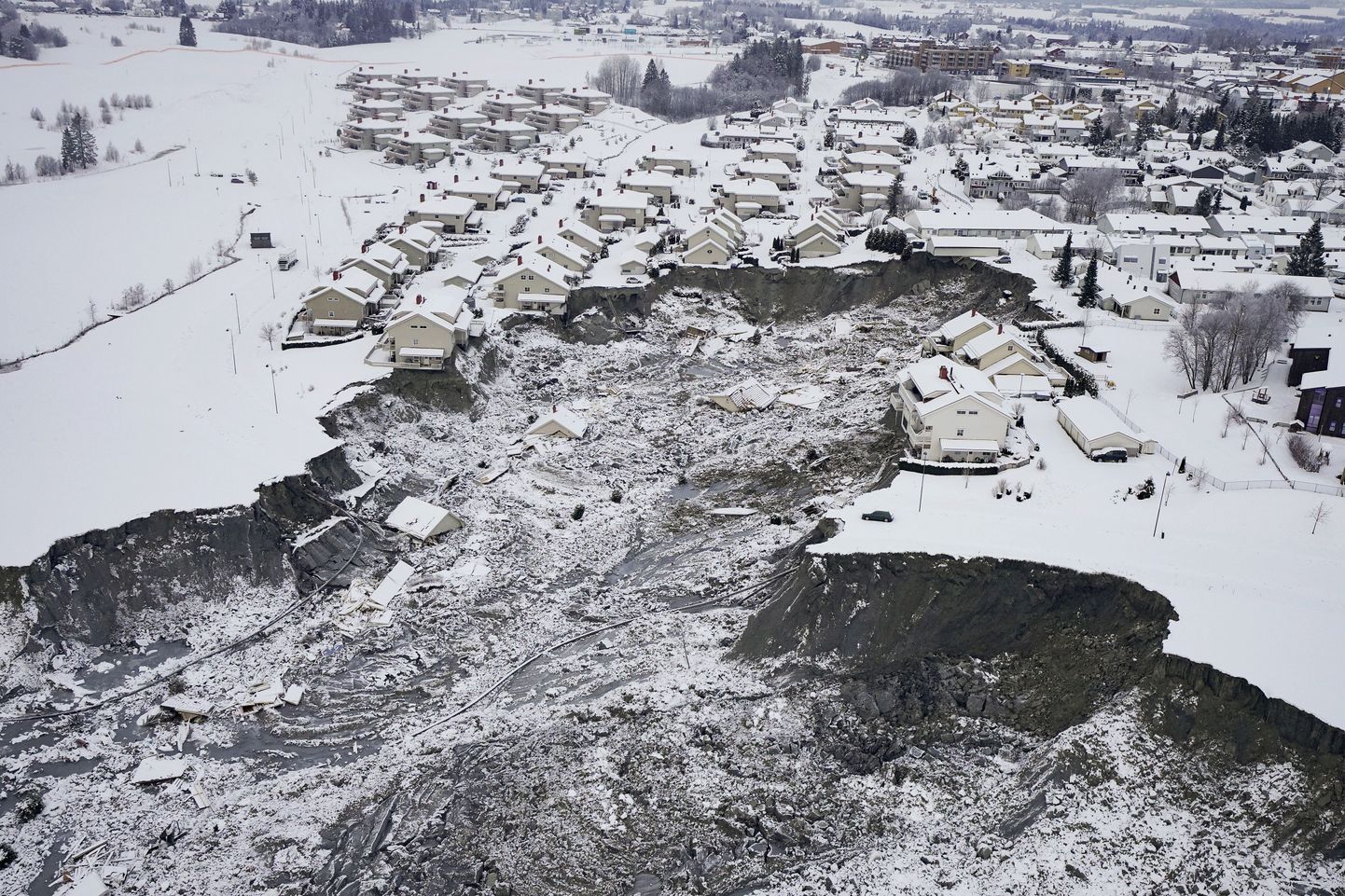 Norvēģijas ciemats pēc zemes nogruvuma.