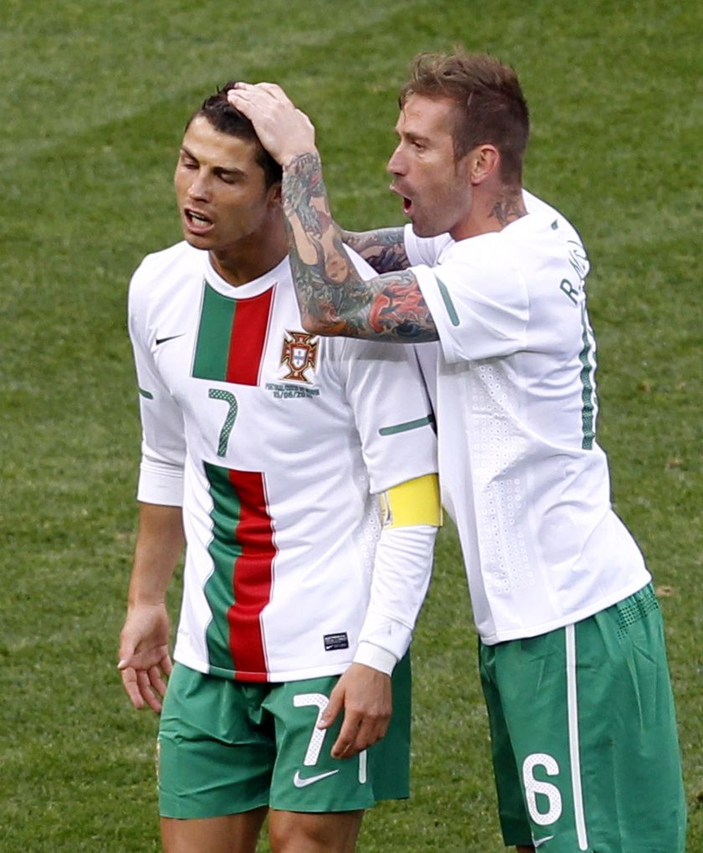 Cristiano Ronaldo (vasakul) ja Raul Meireles Portugali koondise särgis