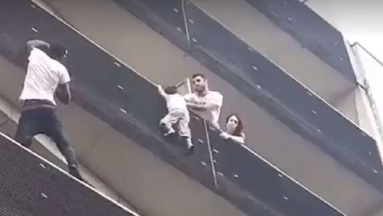 Mees päästis Pariisi kortermaja neljanda korruse rõdu küljes rippunud lapse