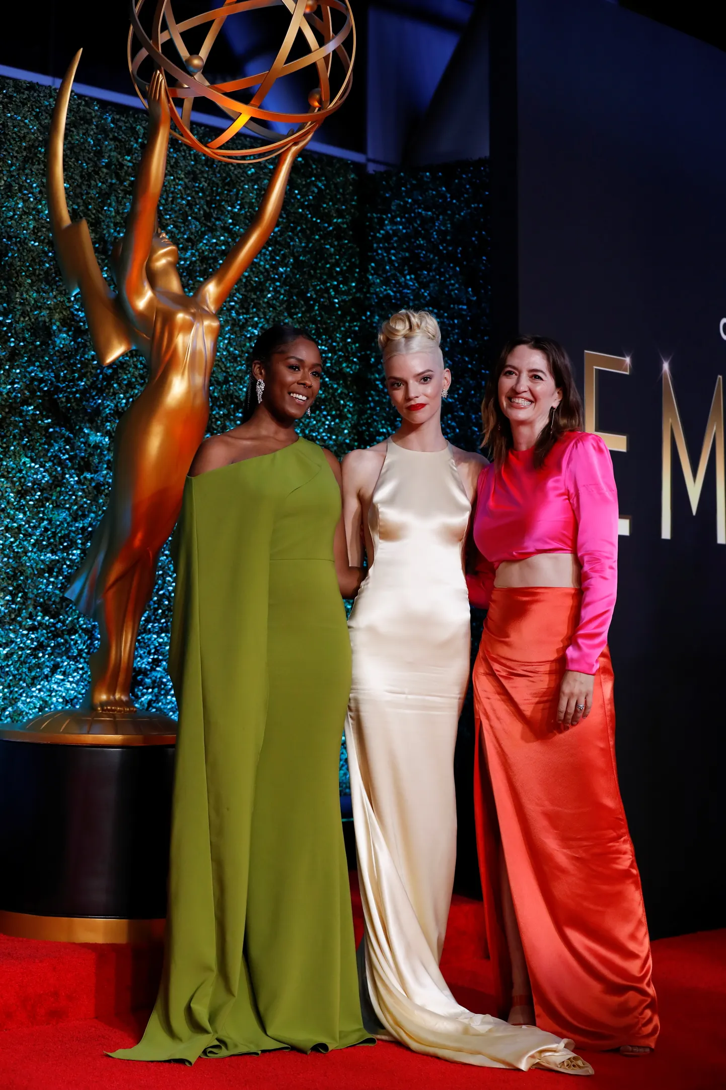 Parima draamasarja «The Queen's Gambit» näitlejad Moses Ingram, Anya Taylor-Joy ja Marielle Heller Emmydel.