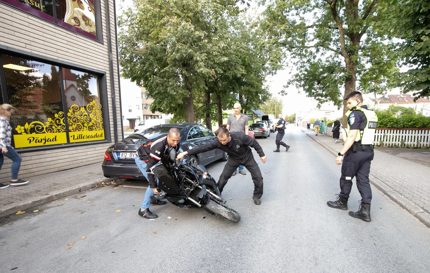 1. septembri lõuna ajal toimus avarii Rakveres Laada tänaval, kus kannatada sai mootorratas ja kaks sõiduautot.