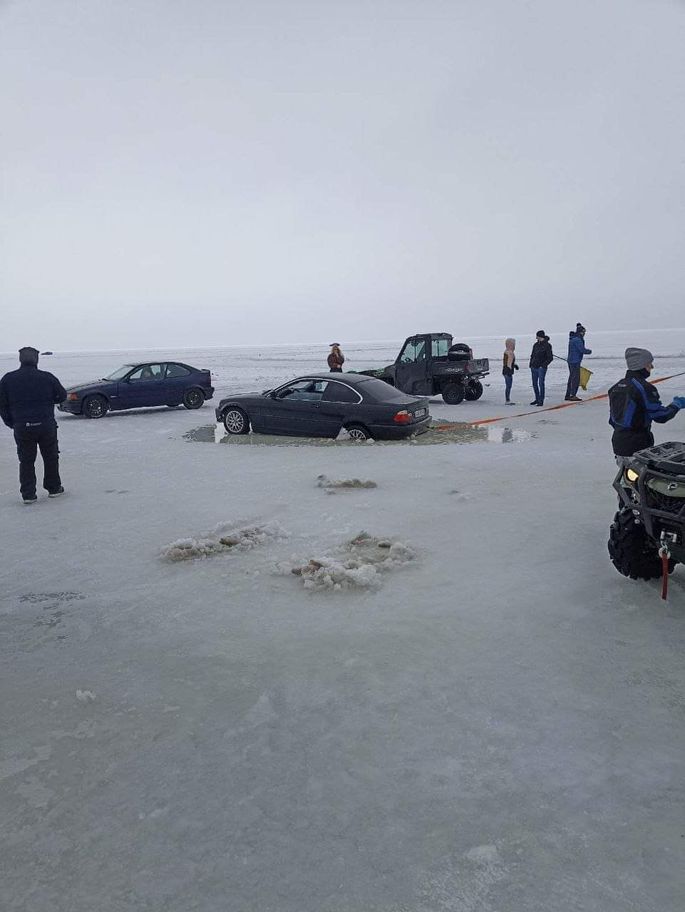 Машина ушла под лед вместе с водителем на реке Пойма в Приморье - 12 февраля - конференц-зал-самара.рф