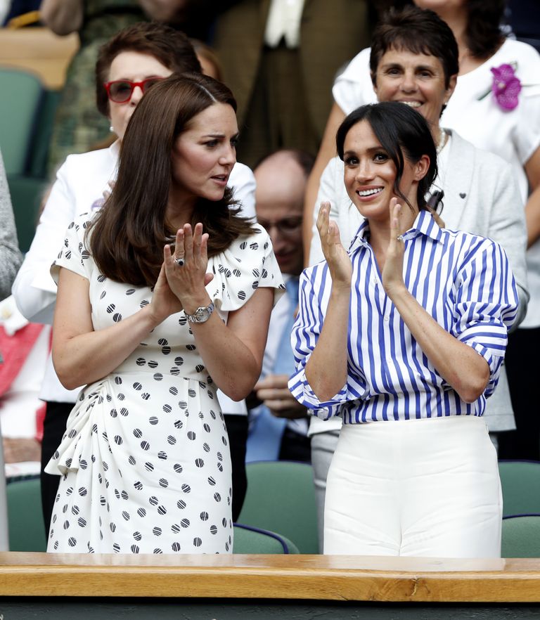 Cambridge'i hertsoginna Catherine (vasakul) ja Sussexi hertsoginna Meghan sel suvel Wimbledonis tennisematši vaatamas