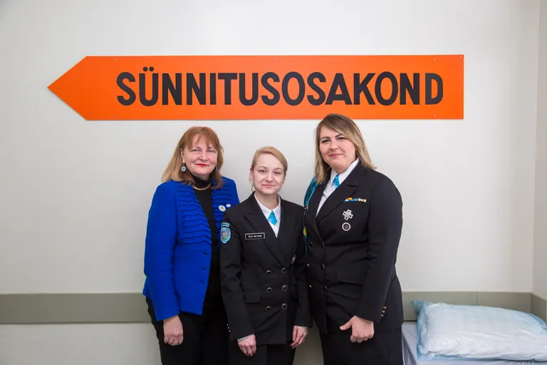 Helmen Kütt, Kirsika Ilmjärv ja Tene Metsma tulid EV100 Järvamaa beebit õnnitlema.
