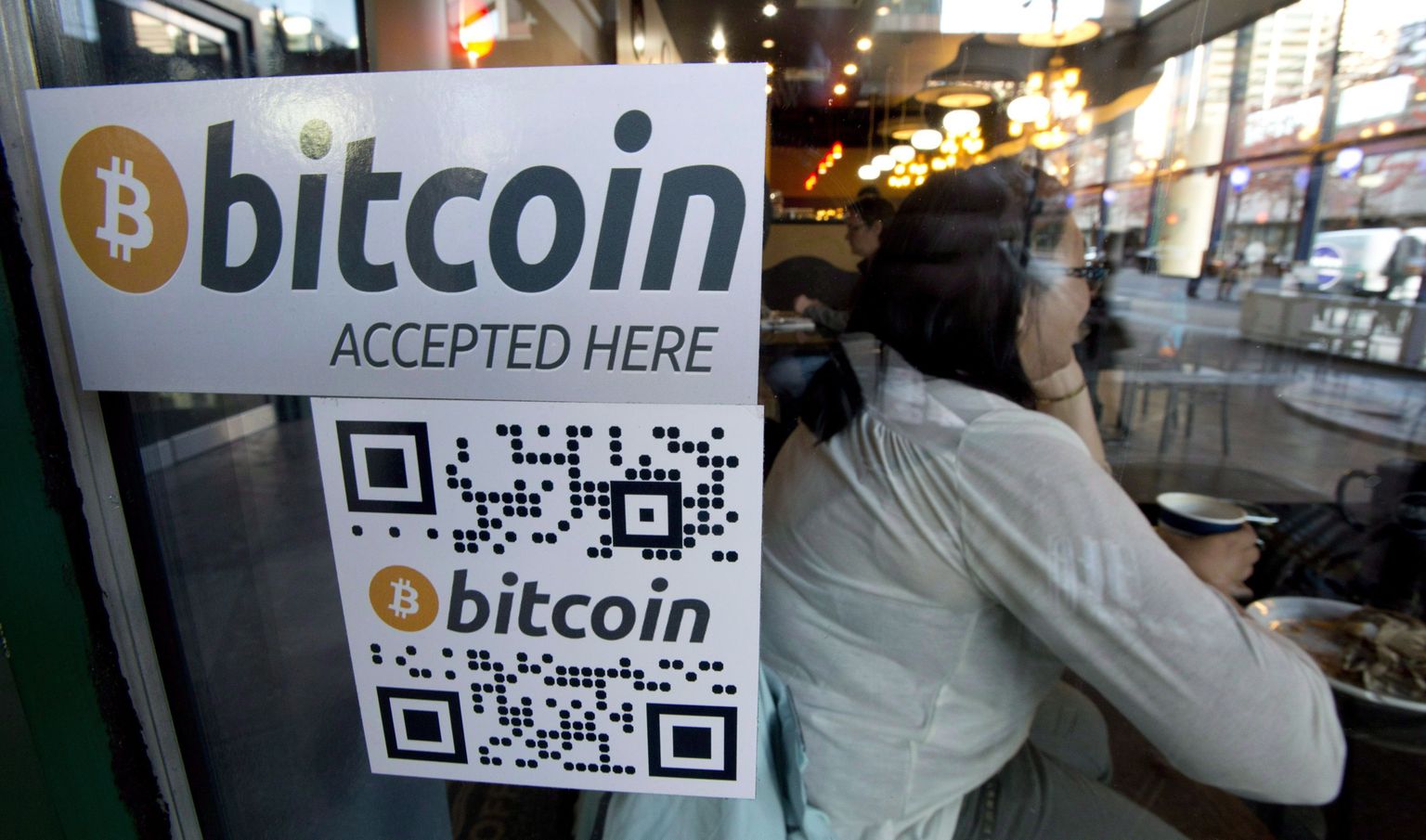 Esimene bitcoin’i pangautomaat avati Kanadas ühes Vancouveri kohvikus 2013. aasta oktoobris. Pangautomaat vahetab Kanada dollareid bitkoin’ide vastu ja vastupidi.