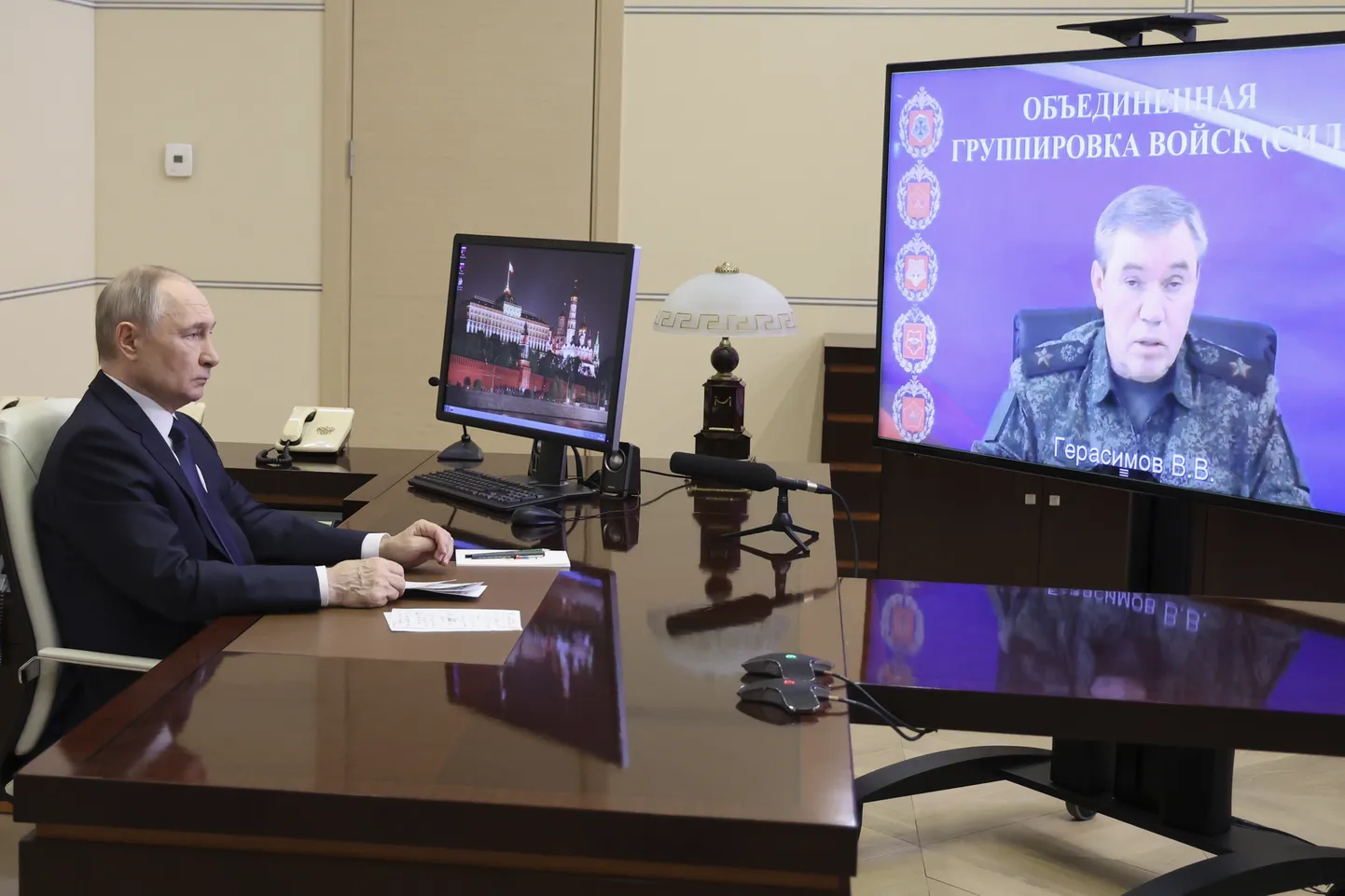 Krievijas prezidents Vladimirs Putins uzklausa Krievijas ģenerālštāba priekšnieka ģenerāļa Valērija Gerasimova ziņojumu par to, ka visi Ukrainas karavīri ir padzīti no Krievijas Kurskas apgabala, viņu tikšanās laikā ar videokonferences starpniecību Novo-Ogarjovas rezidencē pie Maskavas, Krievijā, sestdien, 2025. gada 26. aprīlī.