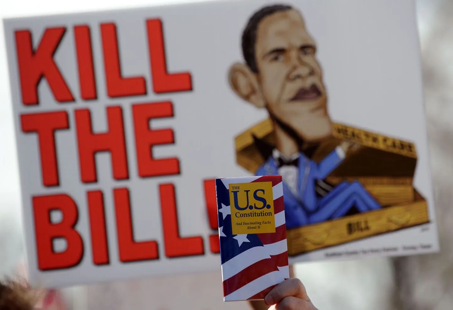 Kuigi Barack Obama sõnul tagab ulatuslik tervishoiureform ameeriklastele suurema julgeoleku ja stabiilsuse, leiavad paljud poliitikas pettunud ameeriklased, et  tegemist on järjekordse näitega riiki lõhestavatest poliitmängudest.