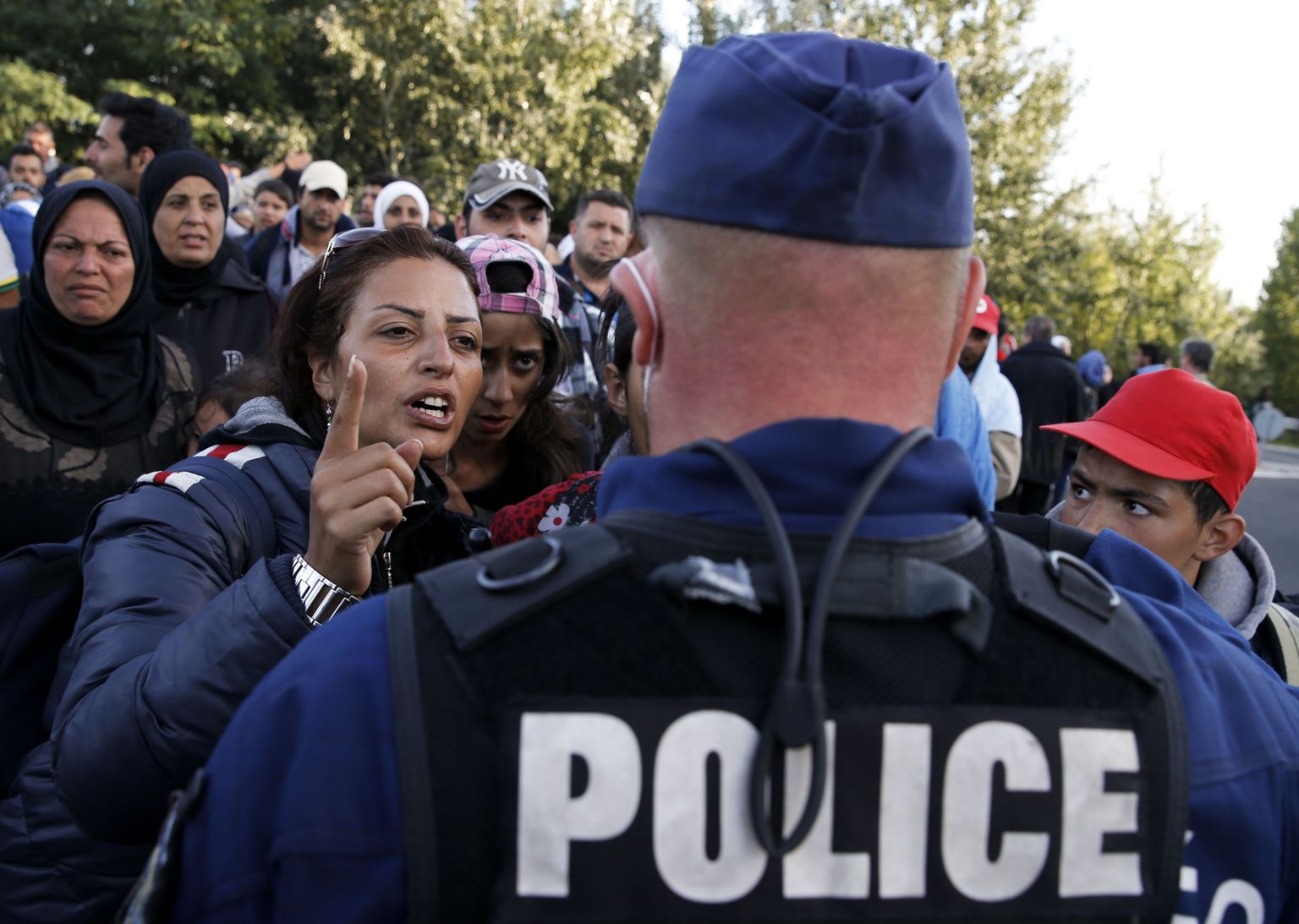 Венгерская полиция и мигранты.