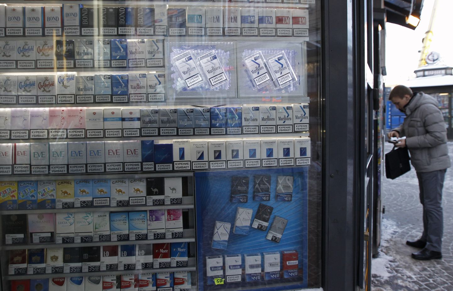 Peterburi kioskis müüdavad sigarettid.