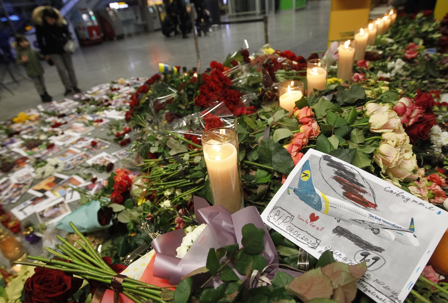 Цветы и свечи в память о жертвах авиакатастрофы.