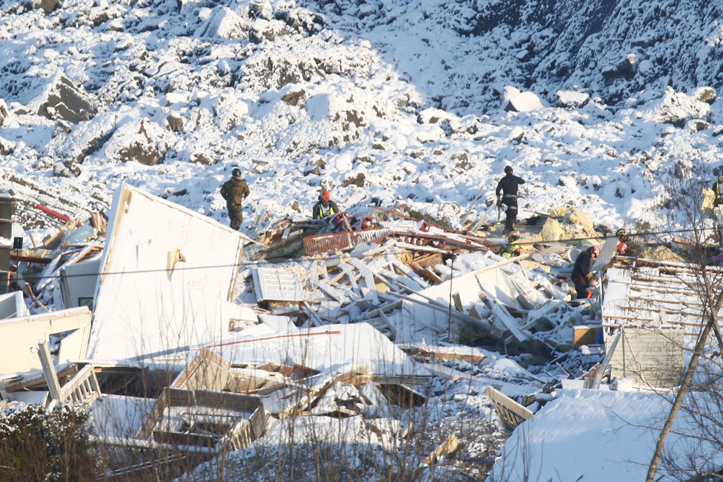 Päästetöötajad otsimas kadunud inimesi Norras Gjerdrumi vallas Askis, kus 30. detsembril 2020 toimus maalihe