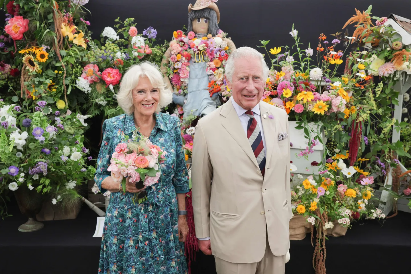 Paremalt: kuningas Charles III abikaasa Camillaga