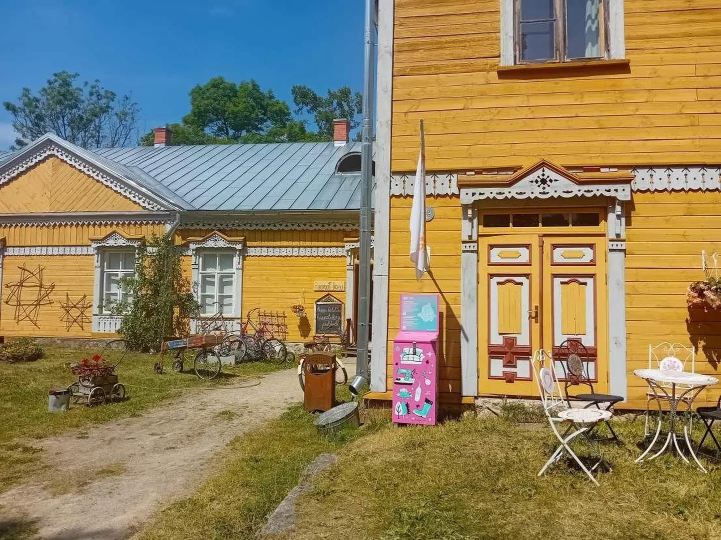 Roosa rändkast Sänna kultuurimõisa juures