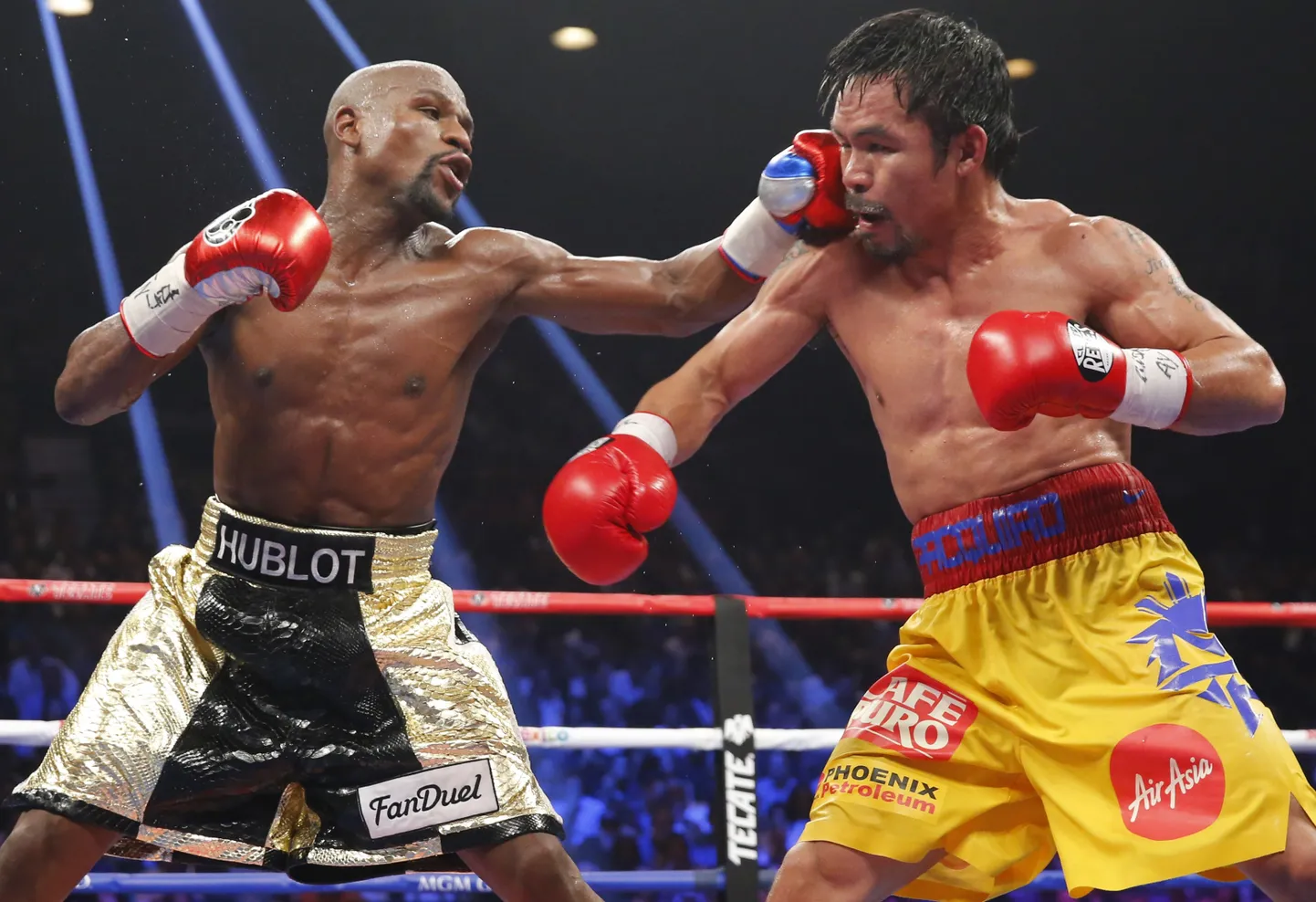 Floyd Mayweather (vasakul) poksimas Manny Pacquiaoga 2015. aastal kergkeskkaalu tiitlimatšis.