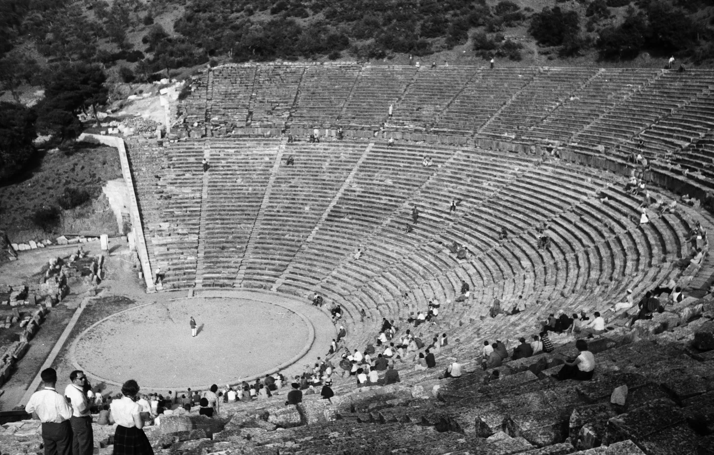 Kreeka, Peloponnesose poolsaar – Epidaurose teater, Asclepiuse pühakoda, vaade orkestrile, 1954. Pilt on illustreeriv.