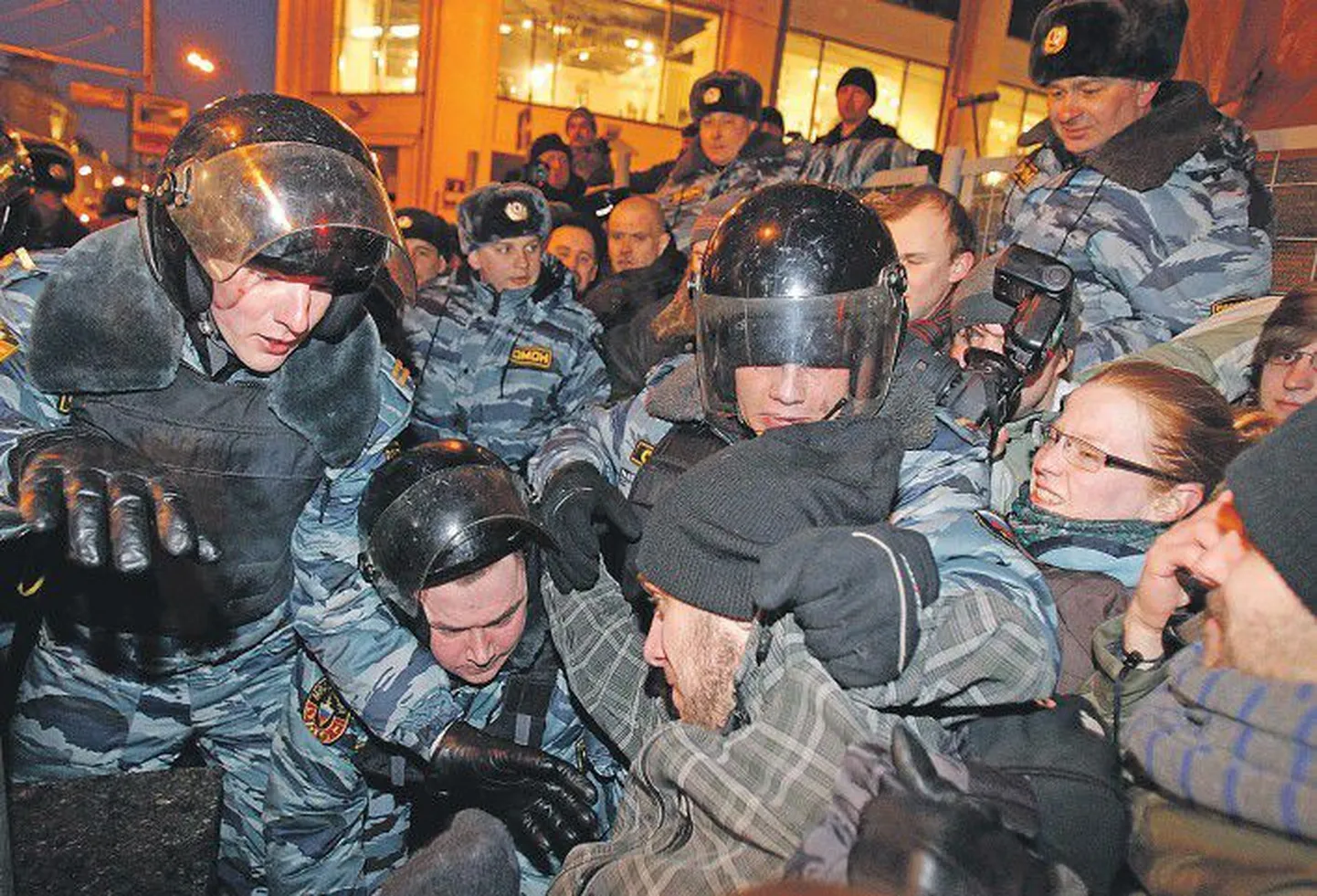 Вчера по завершении санкционированного митинга «За честные выборы» на Пушкинской площади в Москве омоновцы стали разгонять не захотевших расходиться участников протестной акции, около 250 человек были задержаны.