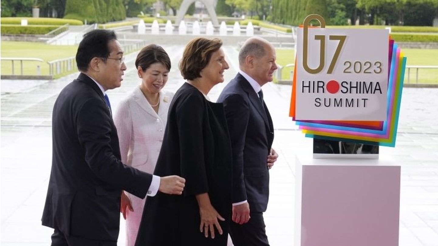 Премьер Японии Фумио Кисида приветствует президента США Джо Байдена в мемориальном парке Хиросимы