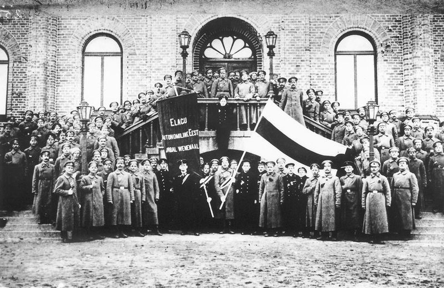 Eestlaste meeleavaldusest osavõtjad Petrogradis 8. aprillil (ukj) 1917.
