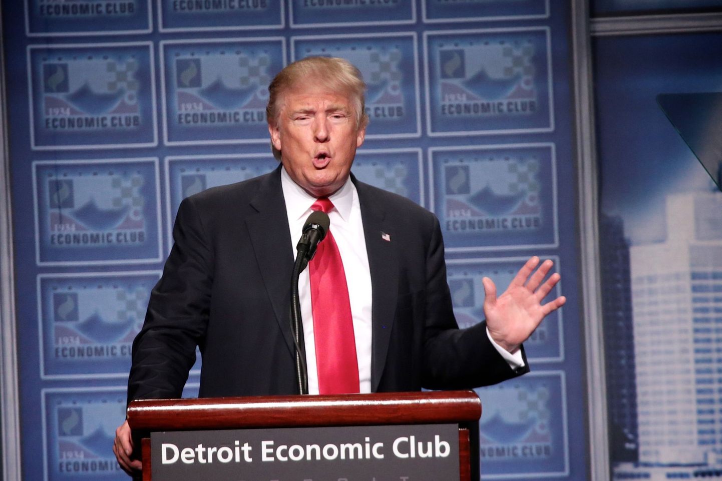 Donald Trump Detroitis kõnet pidamas.