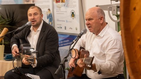 VAATA PILTE ⟩ Endine direktor kinkis muuseumile juubeliks kontserdi
