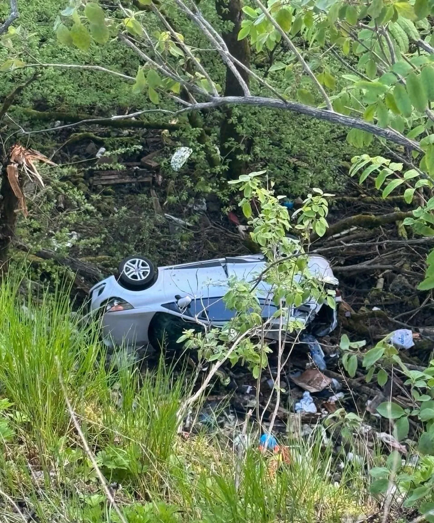 Päästeameti pressiesindaja sõnul ei langenud auto päris kalda alla, vaid jäi pidama ühele astangule, mille peal ta õõtsus.