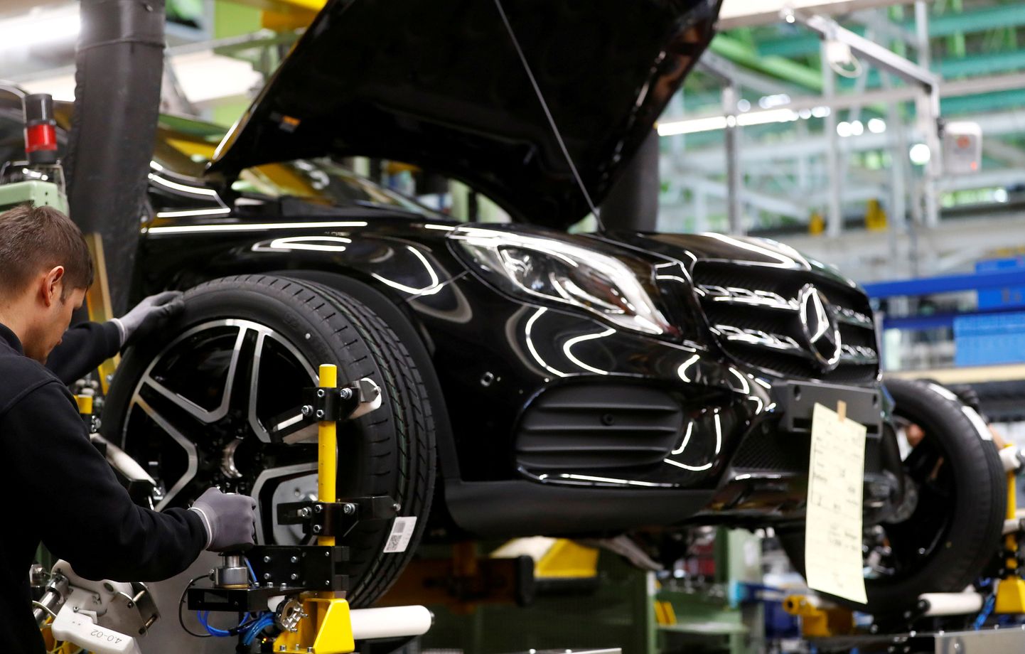 Ražošanas process Mercedes-Benz automobiļu rūpnīcā