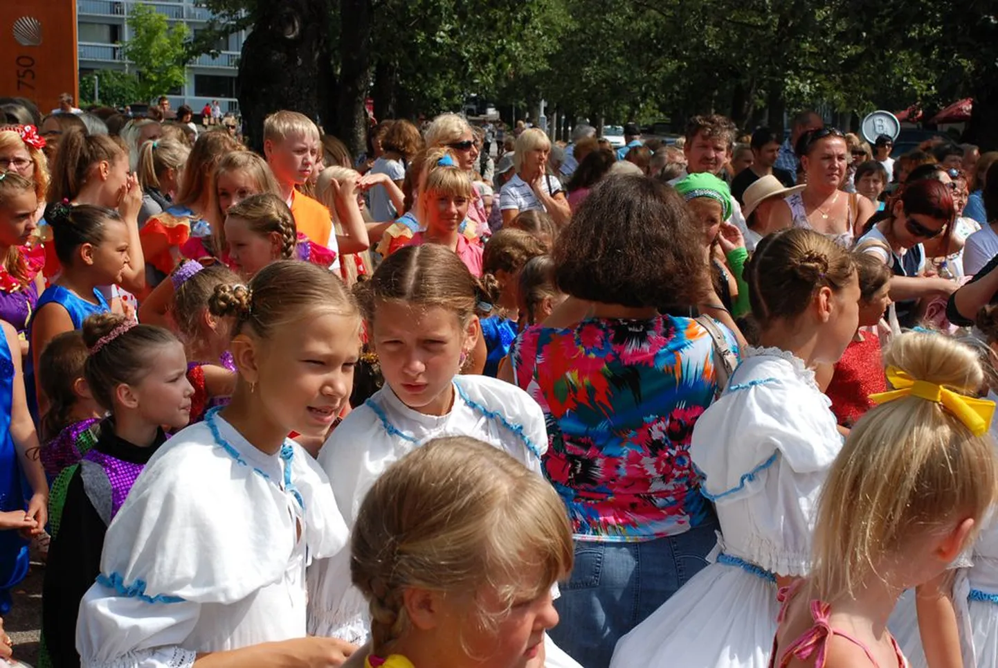 Tantsufestivali rongkäik Rüütli platsilt randa.