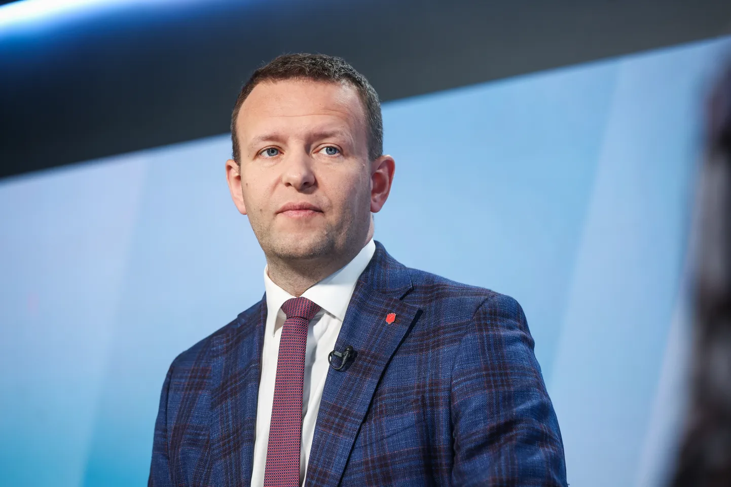 ERR avaldas neljapäeval artikli, kus siseminister ja Sotsiaaldemokraatliku Erakonna juht Lauri Läänemets teatas: «Need ajad, kus turg asjad ise paika pani, on läbi.»