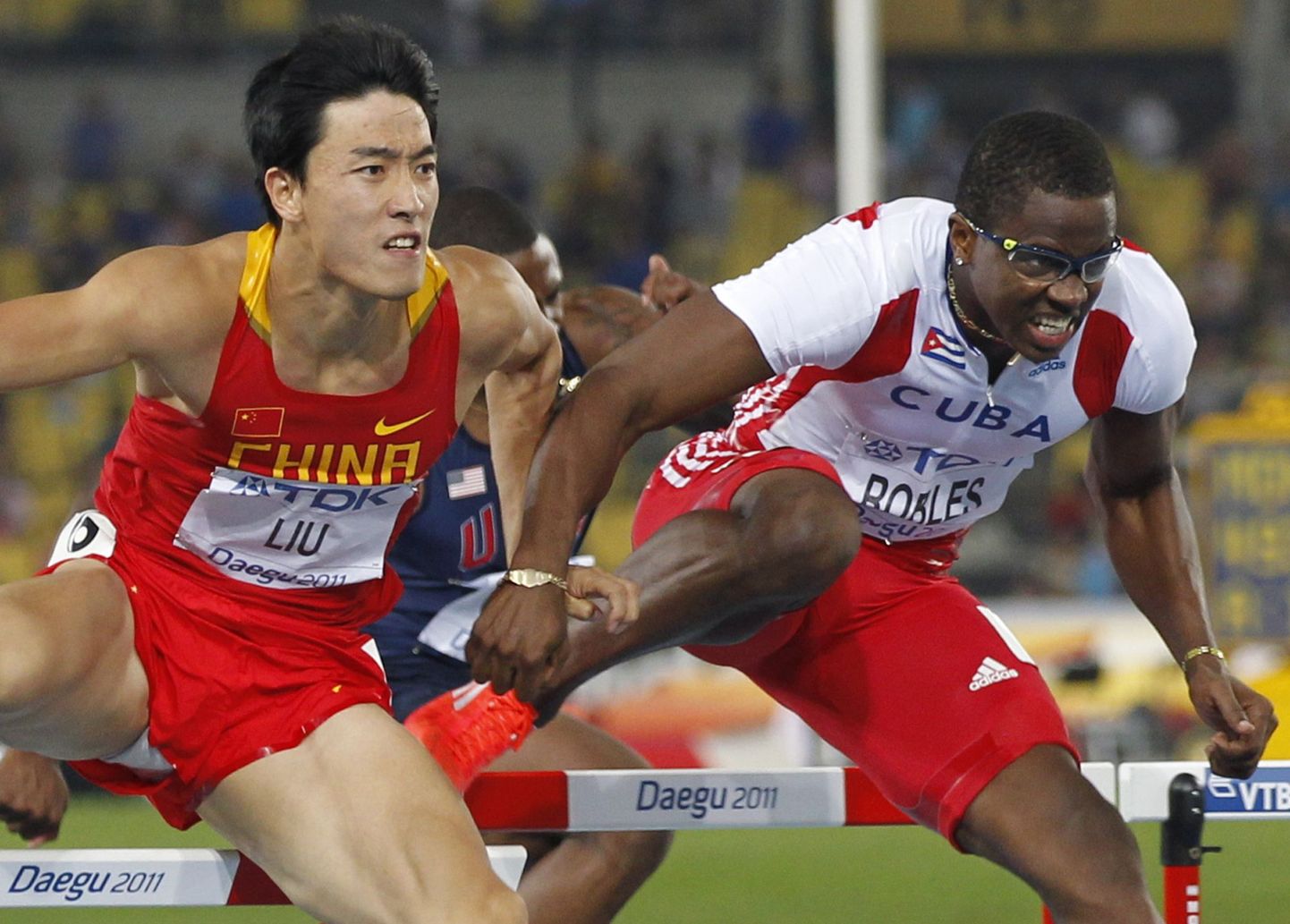 Dayron Robles (paremal) ja Xiang Liu tulises meeste 110 m tõkkejooksu finaalis.