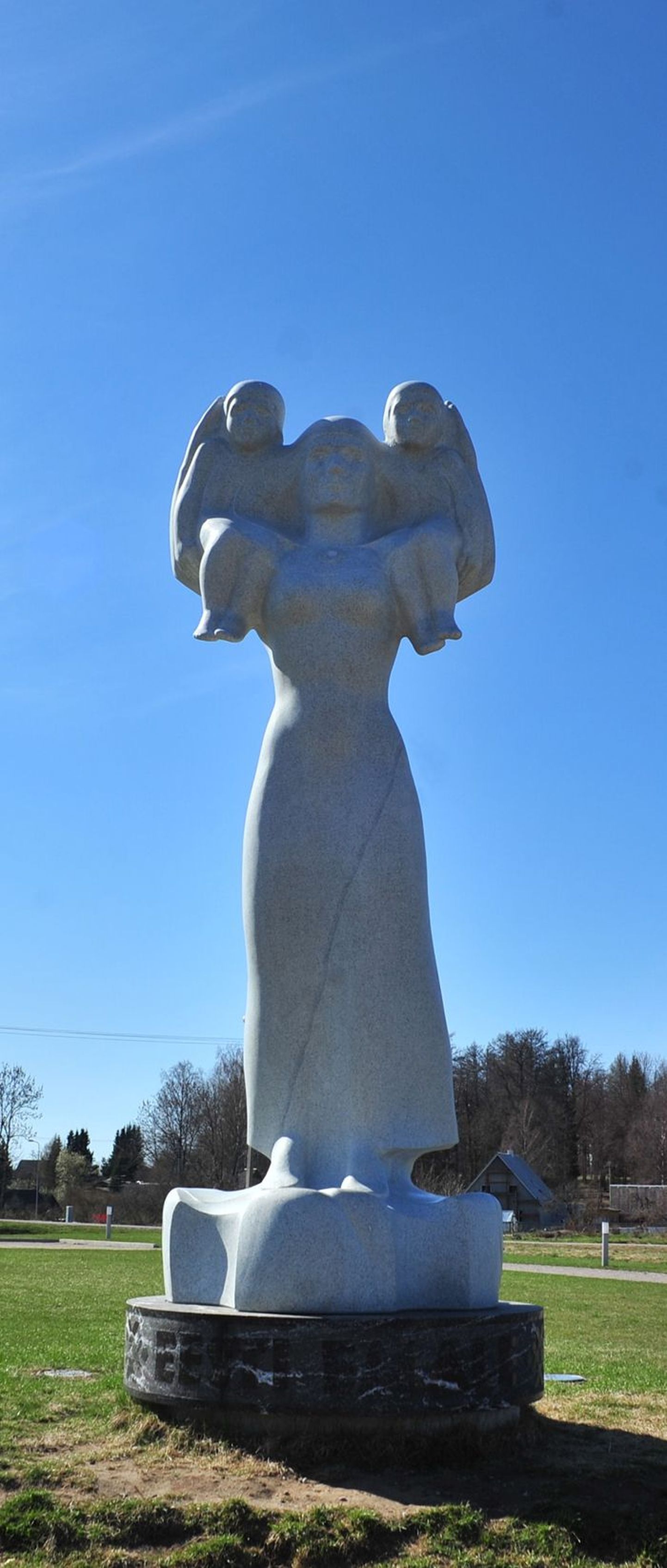 «Eesti ema» monument on leidnud endale lõpuks Rõuges kena paiga, aga tegijatel jagub tülitsemisisu tänini.