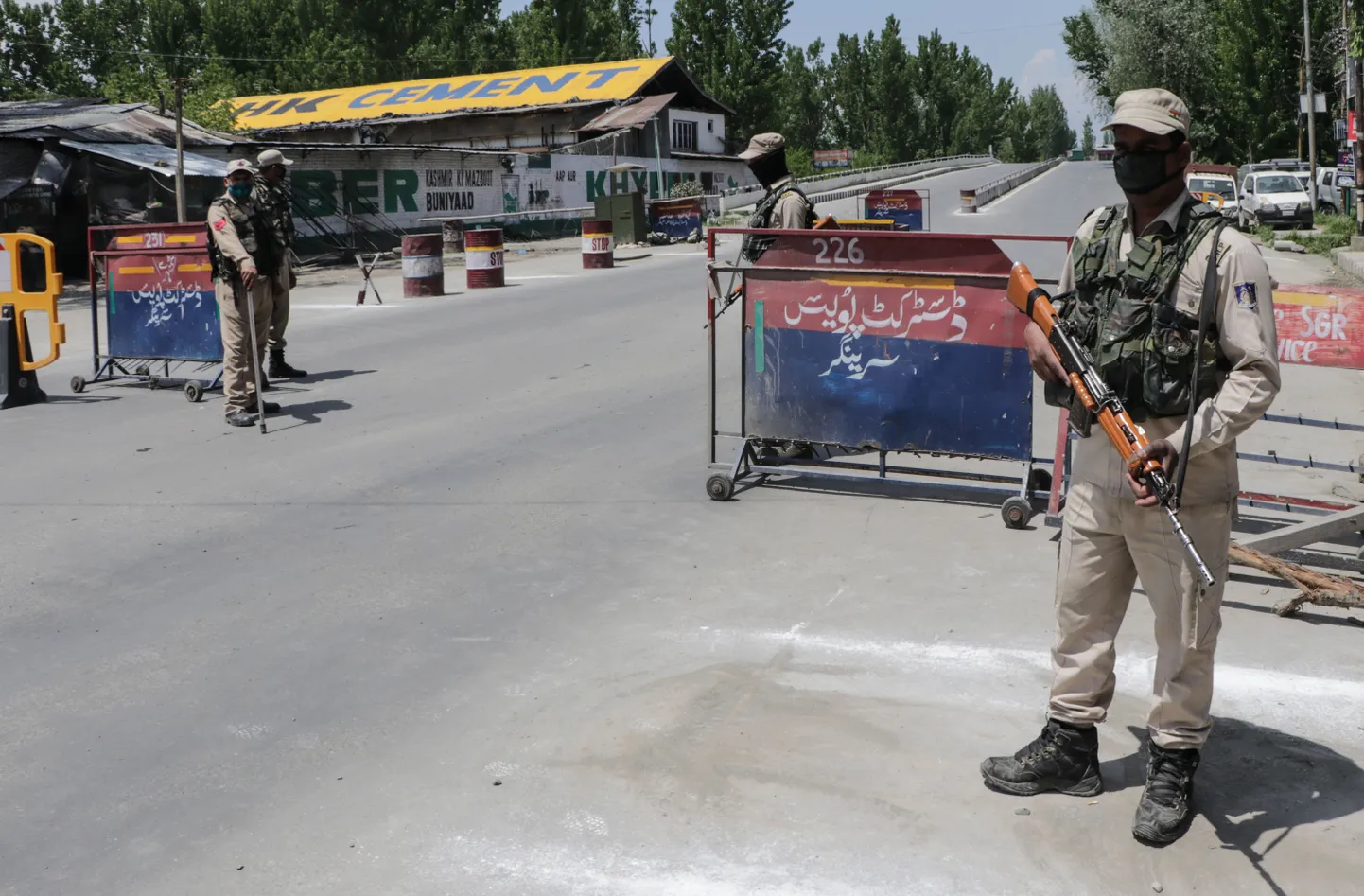 India võimud kehtestasid 30. aprillil Srinagaris, Jammus ja Kashmiris Covid-19 viiruse leviku tõkestamiseks 84-tunnise komandanditunni, mille liikumiskeelust kinni pidamist kontrollisid riigi relvajõud.