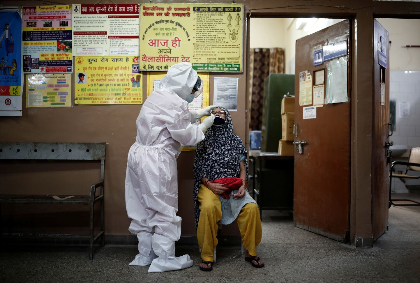 Kaitseülikonnas tervisetöötaja kohalikus tervisekeskuses koroonaproovi võtmas. New Delhi, India, 7. august 2020.