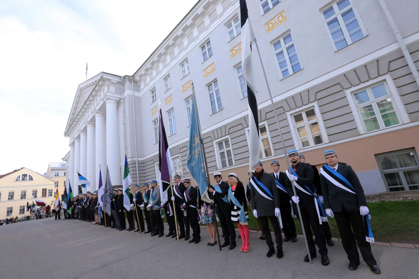 Akadeemiliste organisatsioonide volbrirongkäik Tartus.