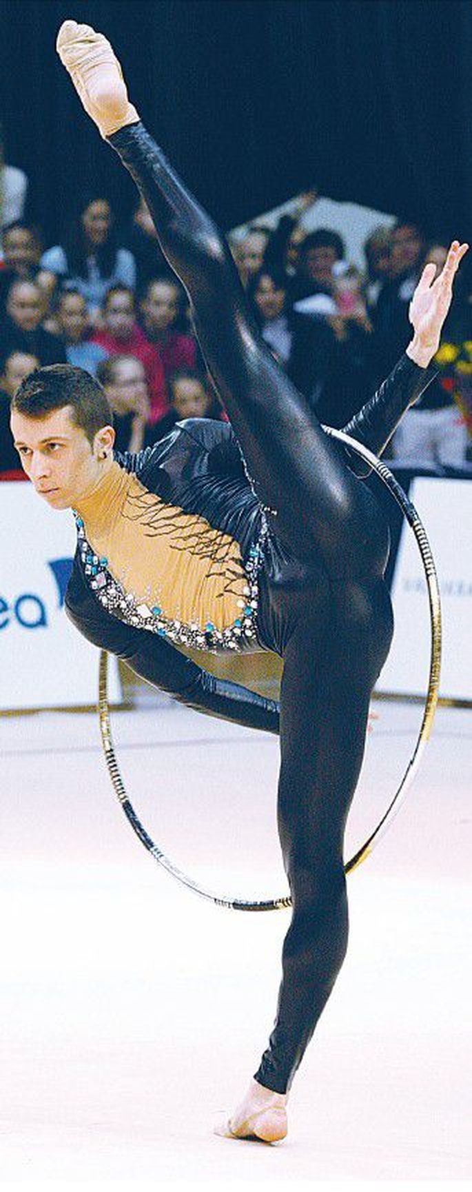Гимнаст в блестящем костюме поразил тартускую публику