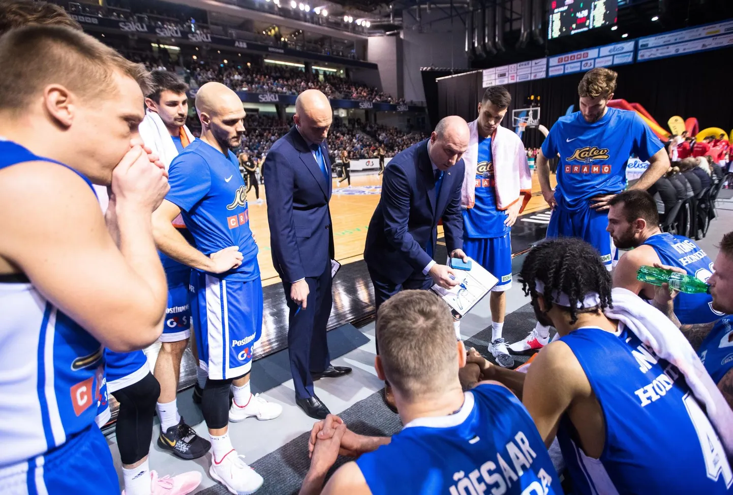 Kalevi peatreener Roberts Štelmahers hoolealuseid juhendamas.