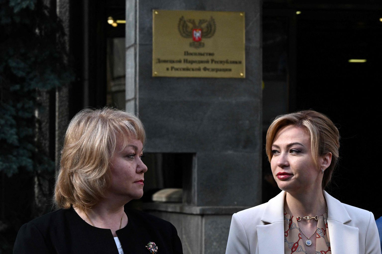 Donetski «Vabariigi» «saadik» Venemaale Olga Makejeva (vasakul) ja Donetski «välisminister» Natalia Nikonorova (paremal).