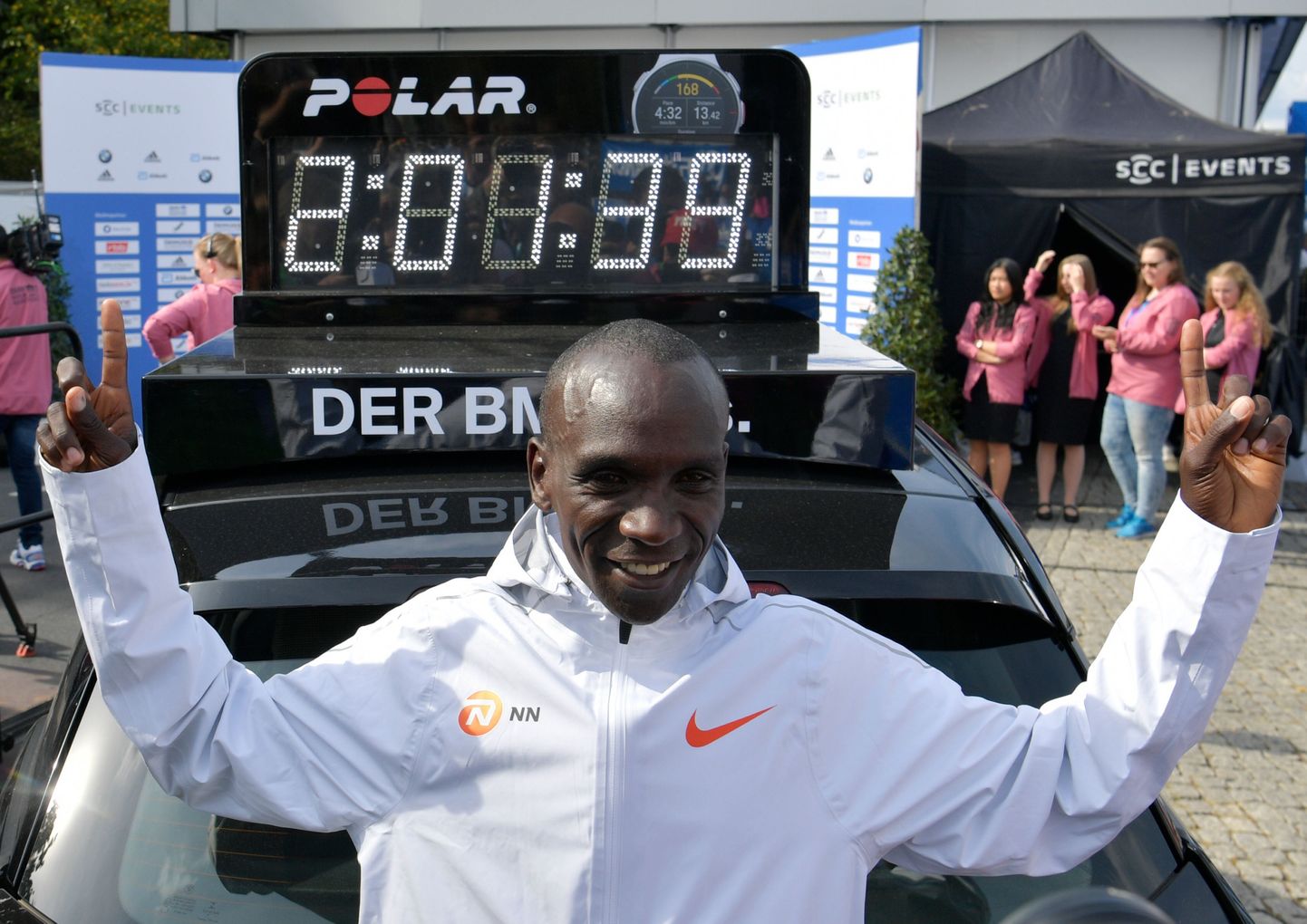 Eliud Kipchoge ja tema septembris joostud maailmarekord.