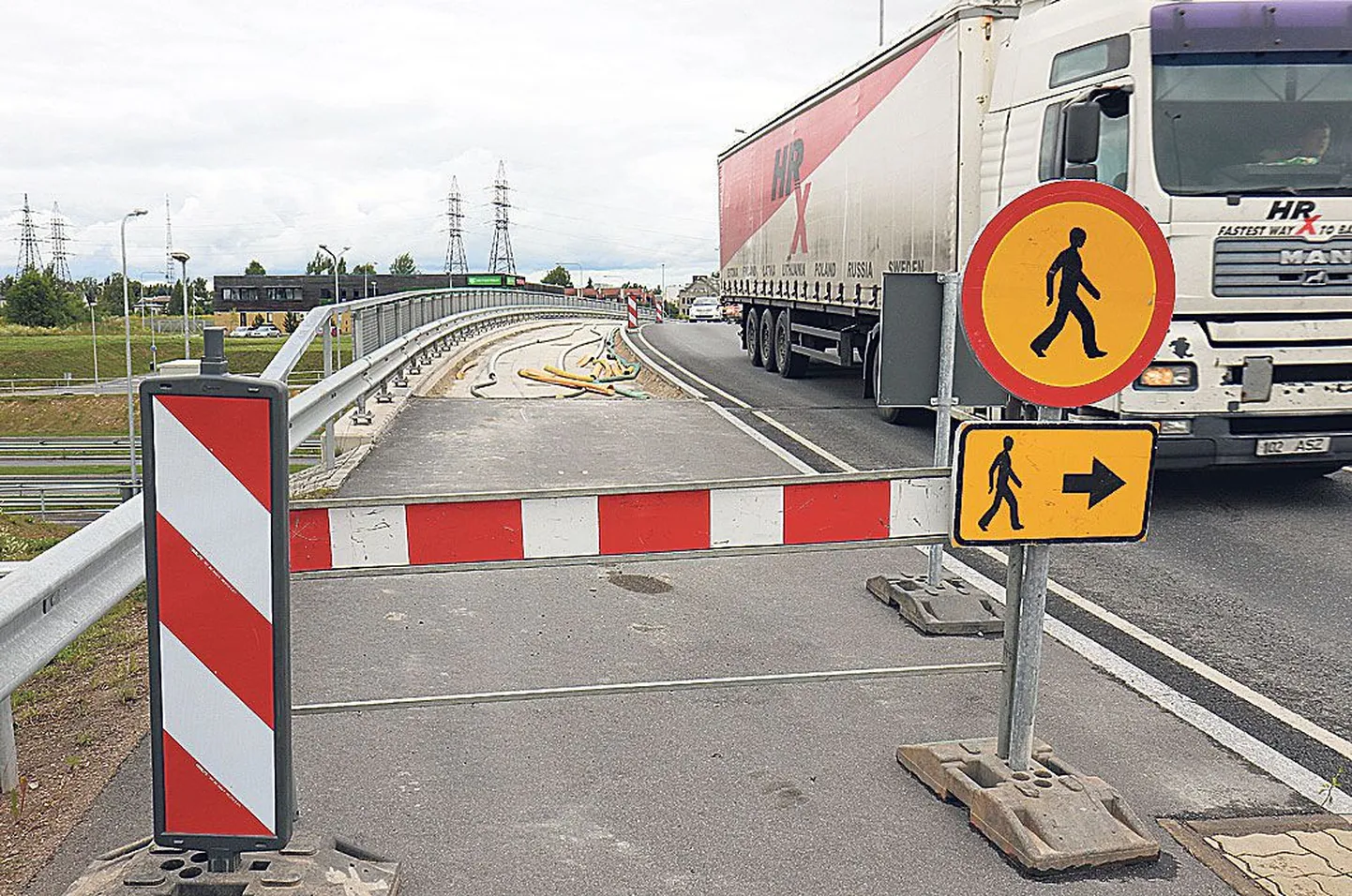 Võru tänava viadukti kõnniteedelt võetakse asfalt üles, et täita betooni kivistumisel tekkinud praod.