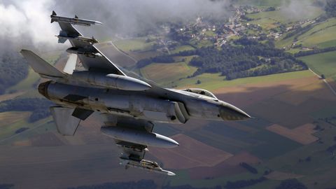 Poolas kukkus alla hävitaja F-16, mille piloot hukkus