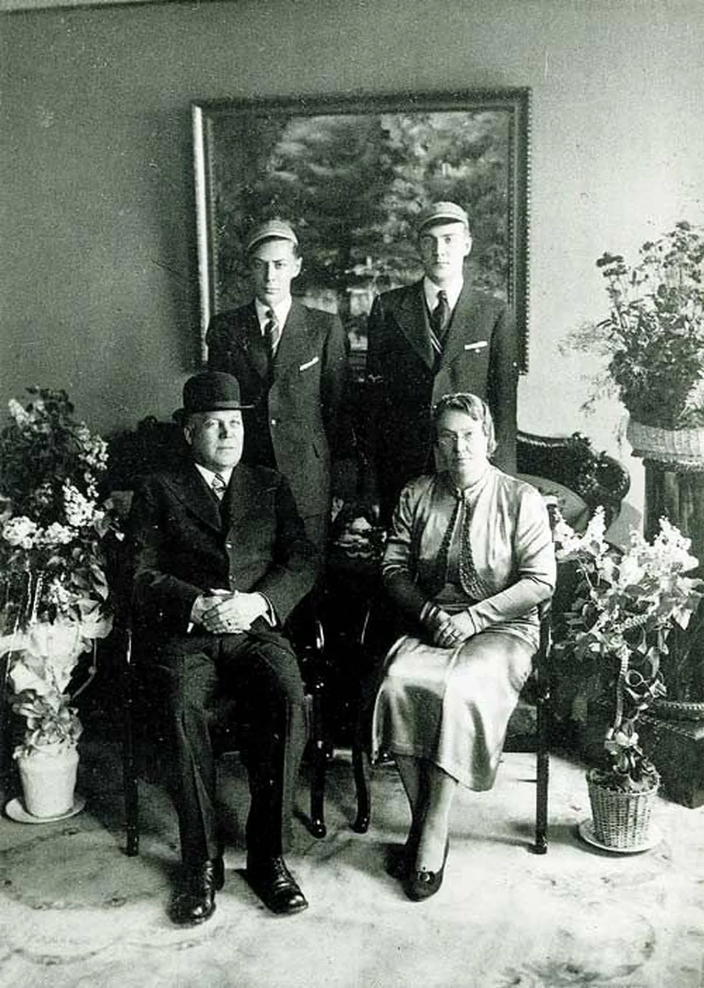 Tartu linnapea (19341939) Aleksander Tõnissoni perekond kindralmajori 65. sünnipäeval 1940. aastal oma Tartu korteris Tiigi tänav 61.