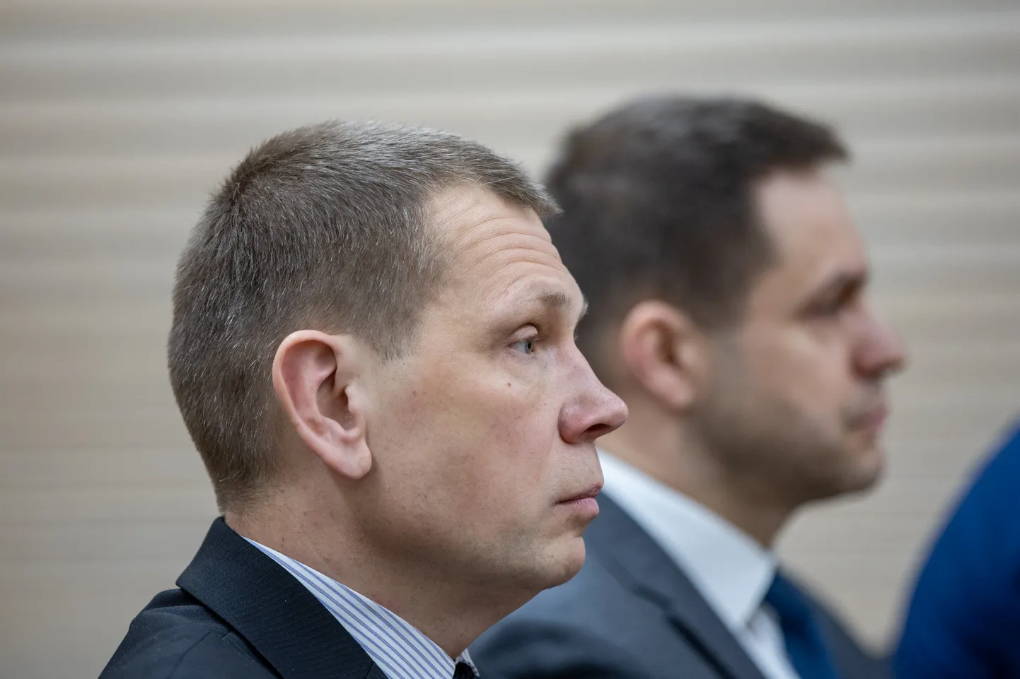 Eerik Heldna ja Elmar Vaher (tagaplaanil) Harju maakohtus.