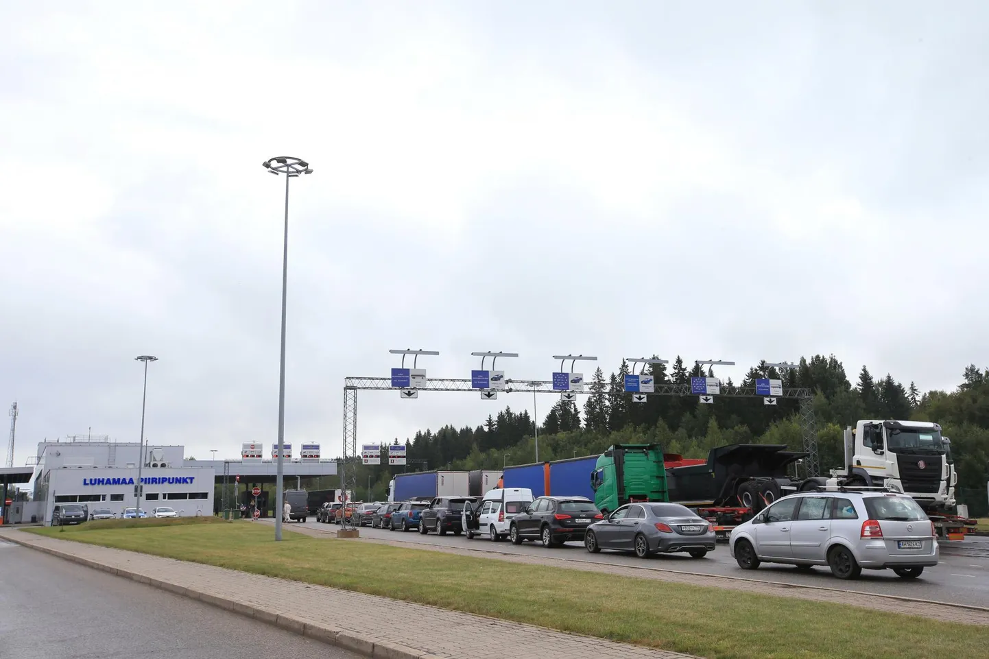 Venemaale suunduvate autode järjekord Luhamaa piiripunktis. Foto on illustratiivne.