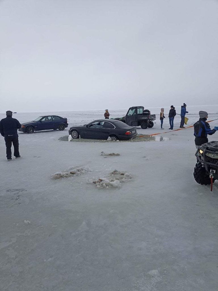 На озере Выртсъярв автомобили попали под лед.