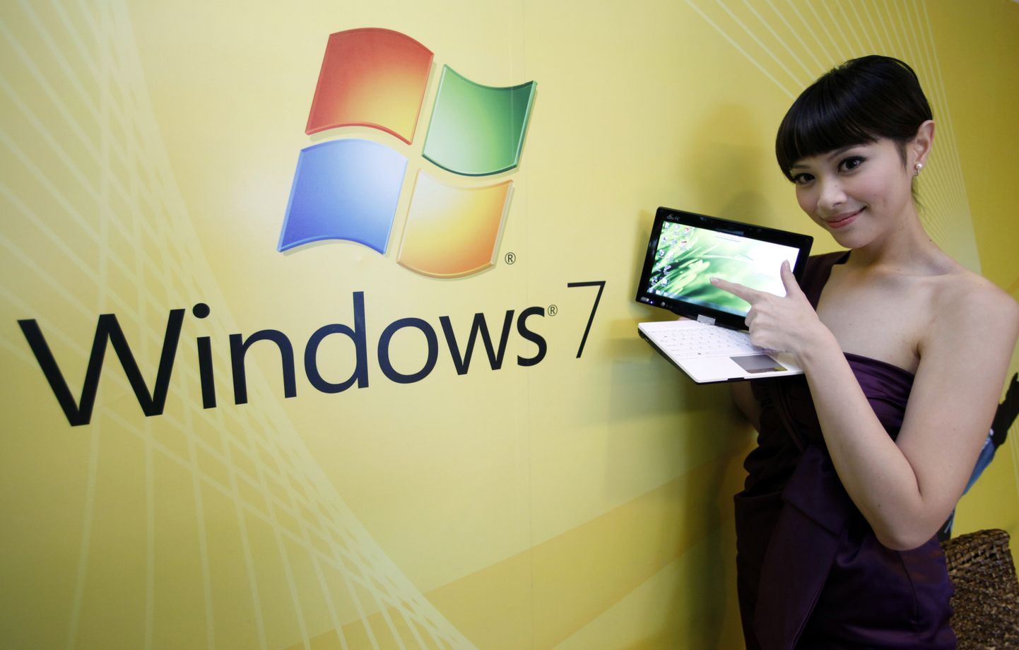 Nii tutvustas üks modell aastal 2009 Windows 7 tulekut
