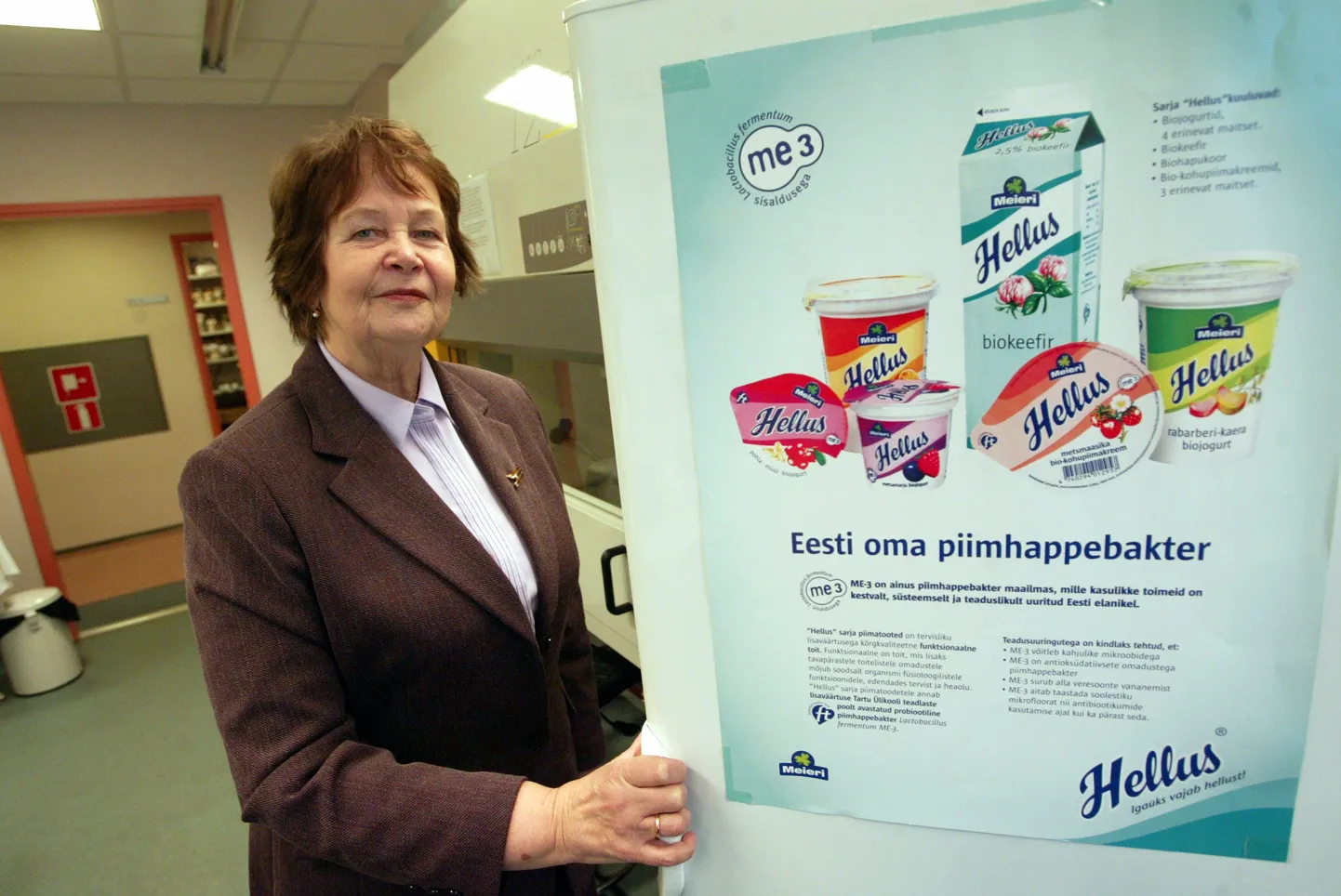 Tartu Ülikooli Mikrobioloogia instituudi juhataja Marika Mikelsaar näitab nn Helluse bakterit sisaldavaid tooteid.